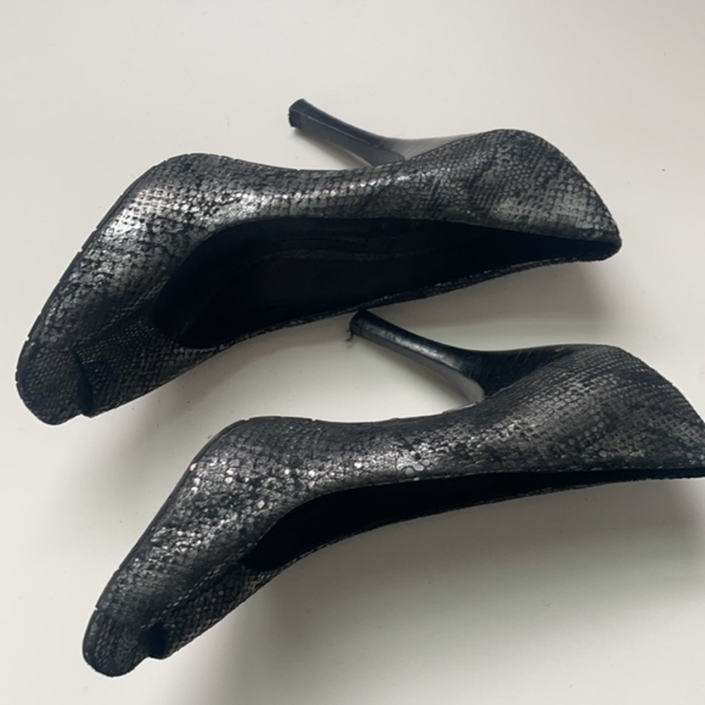 BCBG Women’s‎ Grey Faux Snake Skin Peep Toe Pumps Size 7.5B - Picture 4 of 6